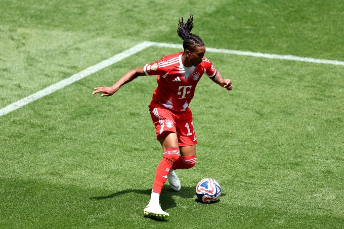 Olise rê bóng trong cấm địa Auckland City. Ảnh: FIFA