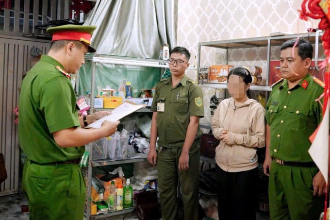 Cơ quan điều tra đọc quyết định khởi tố bị can đối với bà Thu. Ảnh: Hắc Minh