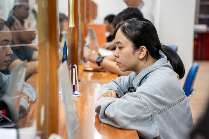 Lao động làm hồ sơ bảo hiểm thất nghiệp tại Trung tâm Dịch vụ việc làm Hà Nội, tháng 4/2025. Ảnh: Hoàng Giang
