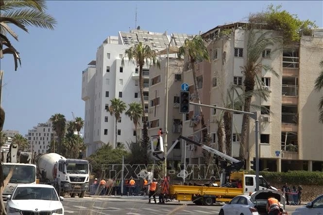 An apartment building on Tel Aviv’s Levy Eshkol street damaged by missile strike on June 16 (Photo: VNA)