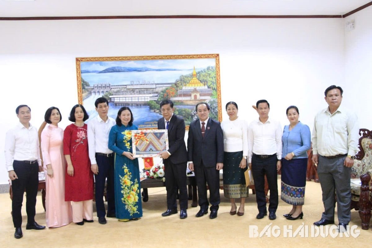 Lãnh đạo tỉnh Viêng Chăn tặng quà kỷ niệm đoàn công tác của Hải Dương