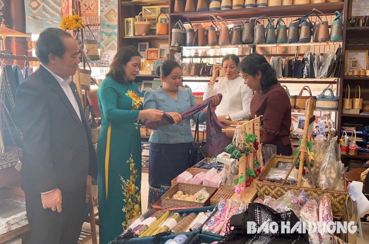 Các đại biểu tham quan cửa hàng bày bán sản phẩm truyền thống của Lào