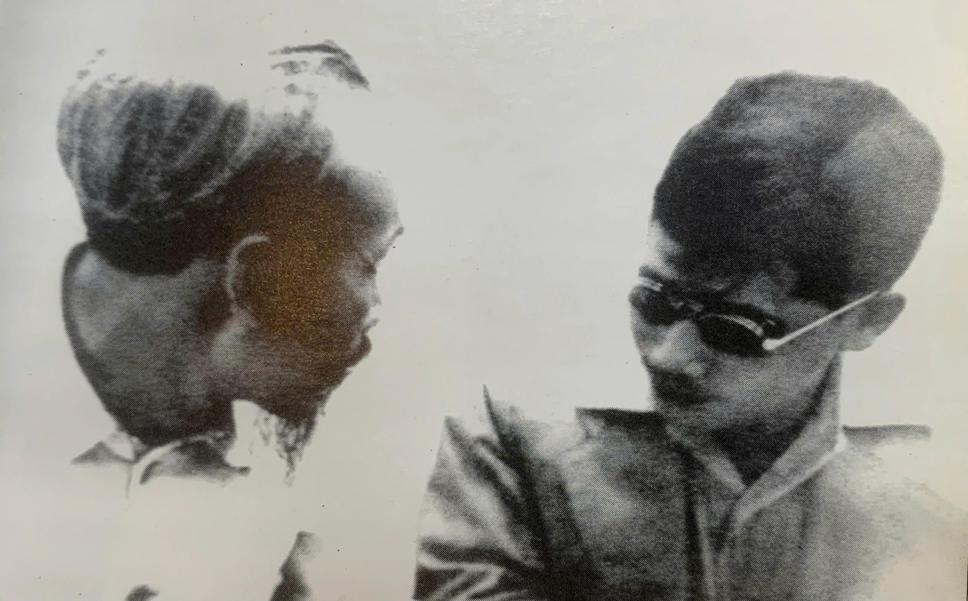 Chủtịch Hồ Chí Minh góp ý về phương pháp làm báo với đồng chí Lâm Thao (tức NguyễnDuy Ngọc), Chủ bút Báo Dân Chủ. (Ảnh tư liệu)