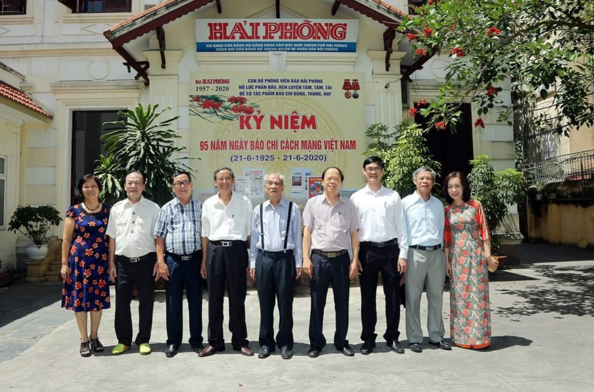 Ban Biên tập Báo Hải Phòng qua các thời kỳ tại trụ sở tòasoạn ở số 8 đường Đà Nẵng. (Ảnh tư liệu)