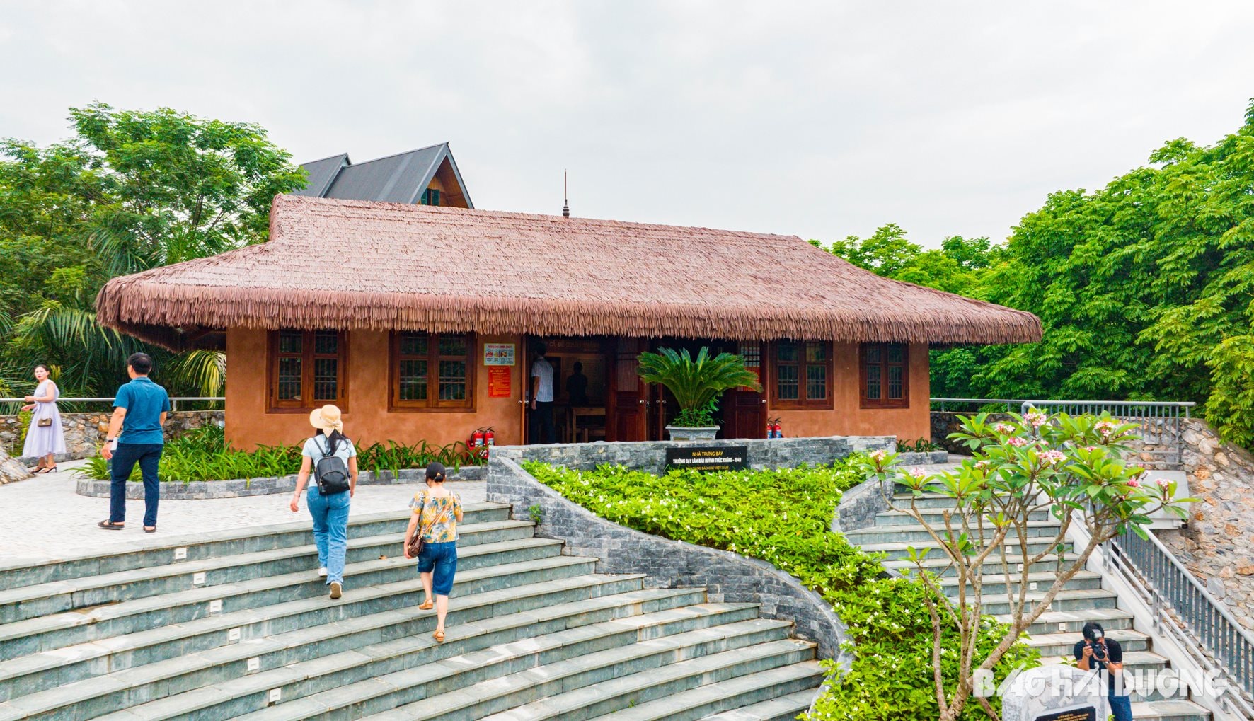 En retrospectiva, hace 76 años, el 4 de abril de 1949, se fundó la Escuela de Periodismo Huynh Thuc Khang, que recibió instrucciones del presidente Ho Chi Minh para organizarla e implementarla. Este fue el primer centro de formación periodística de la prensa revolucionaria vietnamita y también el único centro de formación durante la guerra de resistencia contra el colonialismo francés. Los profesores que impartían clases directamente en la escuela eran líderes de la guerra de resistencia, con una rica experiencia, conocimientos teóricos y prácticos, incluyendo a camaradas: Tr
