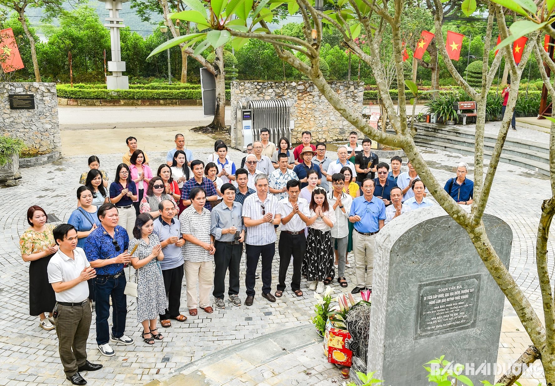 La delegación de la Asociación de Periodistas Provinciales de Hai Duong ofreció respetuosamente incienso en la Escuela de Periodismo Huynh Thuc Khang.