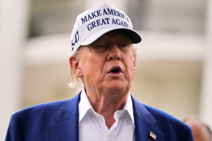 Tổng thống Trump trả lời báo chí ở bãi cỏ phía nam Nhà Trắng ngày 18/6. Ảnh: AP