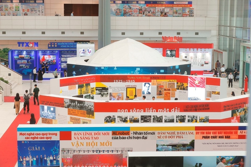 Media organisations are showcasing cutting-edge multi-platform journalism products that incorporate advanced technologies including artificial intelligence, 3D modeling, holographic displays, and virtual reality. (Photo: VNA)