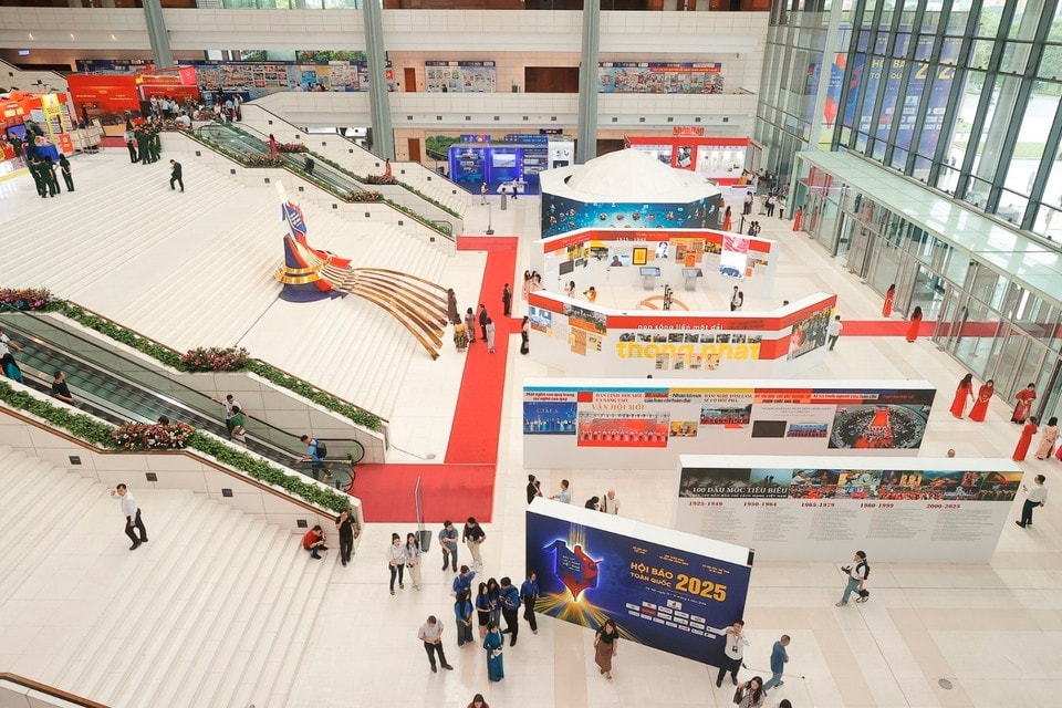 Running until June 21, the festival brings together more than 80 central and local media organisations, featuring nearly 130 exhibition booths that cover the full spectrum of national life, encompassing economy, politics, culture, society, defence, security, and foreign affairs. (Photo: VNA)