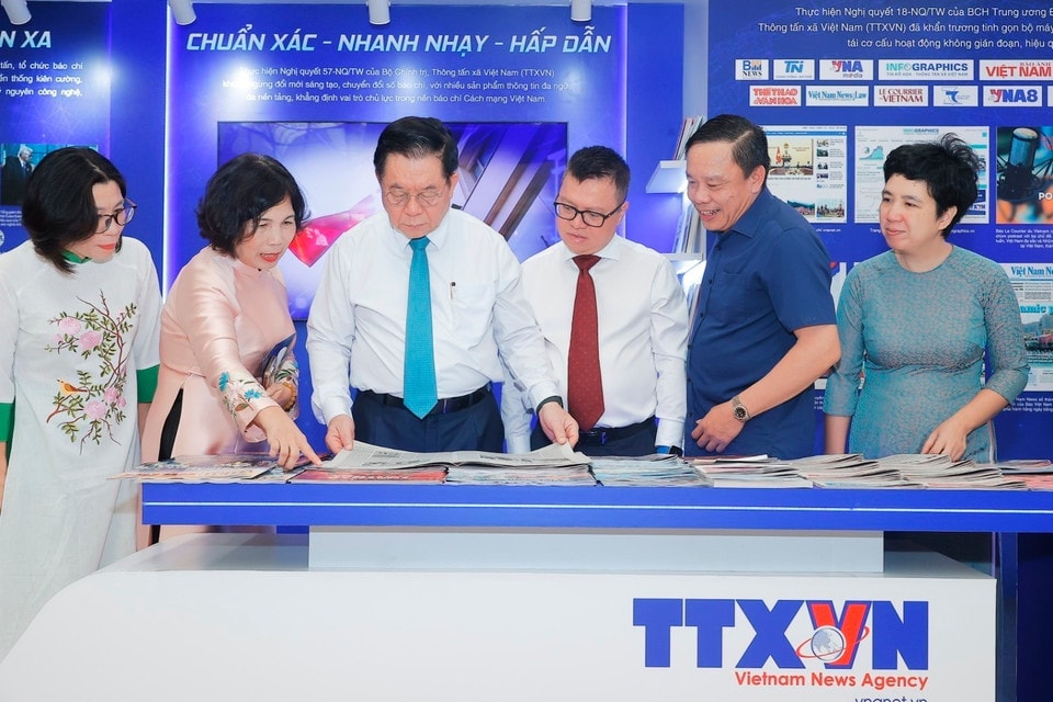Politburo member and Chairman of the Party Central Committee’s Commission for Information, Education and Mass Mobilisation Nguyen Trong Nghia (third from left) visits the VNA's booth. (Photo: VNA)