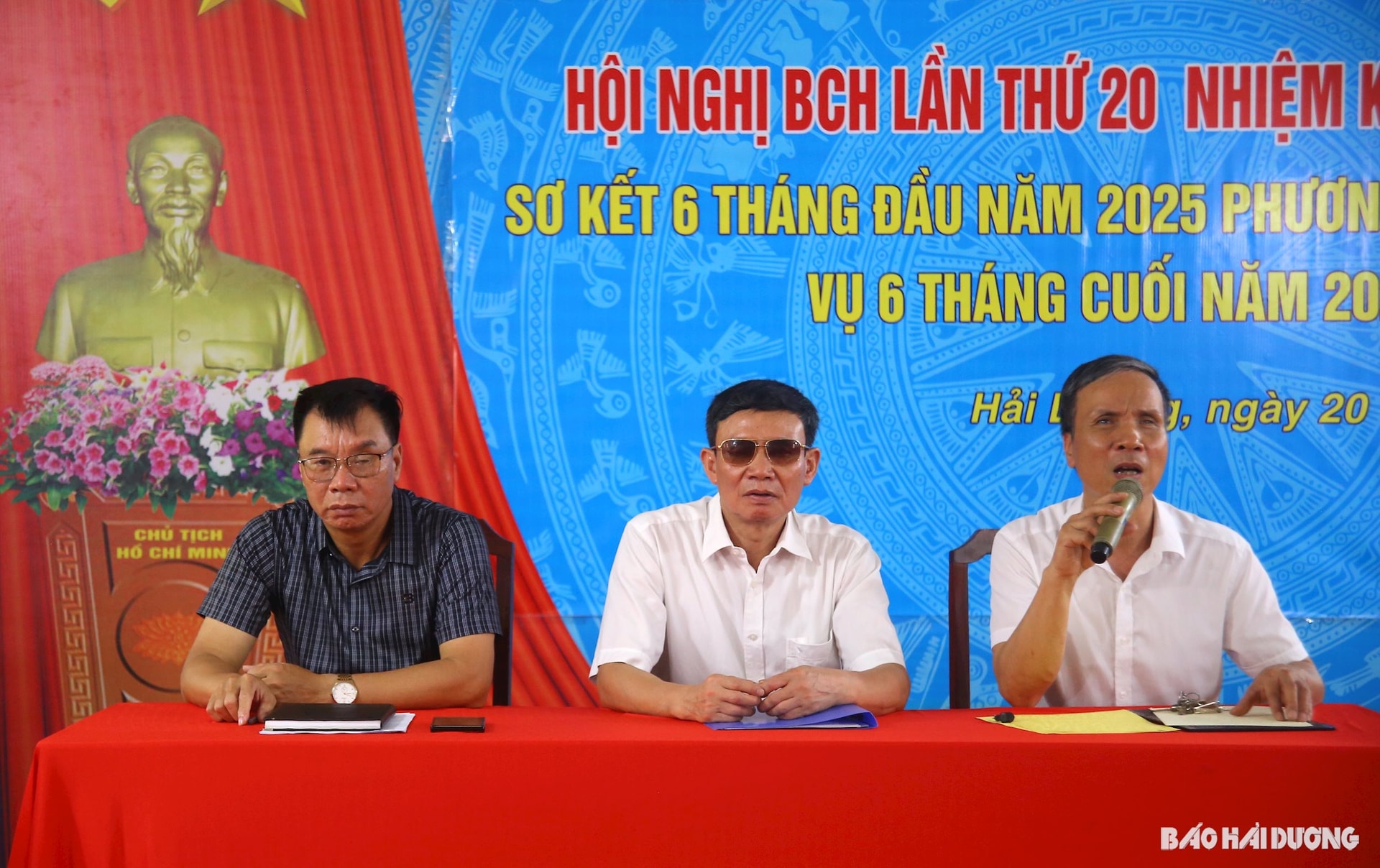 hoi-nguoi-mu.jpg