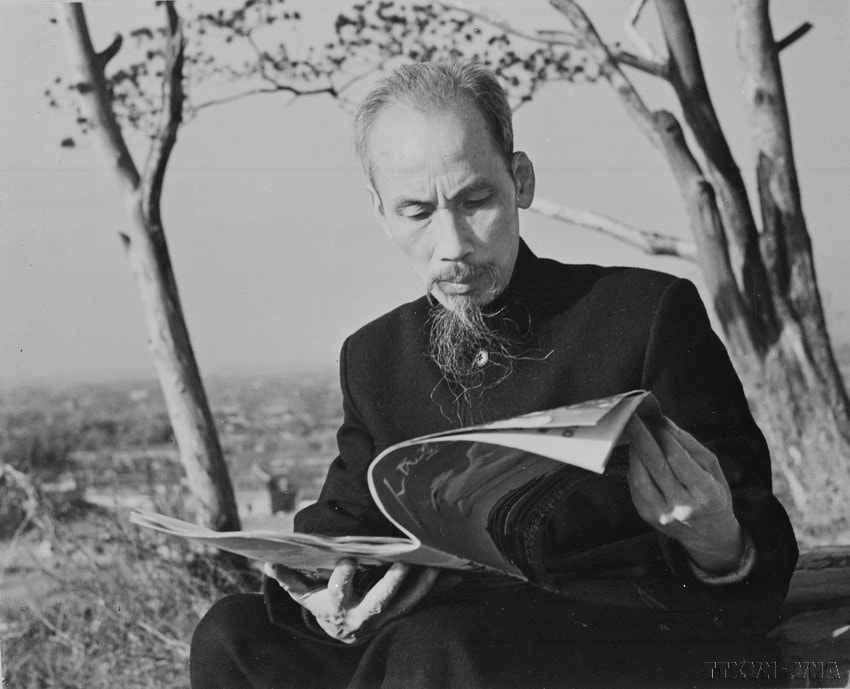 President Ho Chi Minh is not only a journalist but also a regular reader of both domestic and international newspapers. In the photo: President Ho Chi Minh reads a newspaper during his visit to China in 1953. (Photo: VNA)