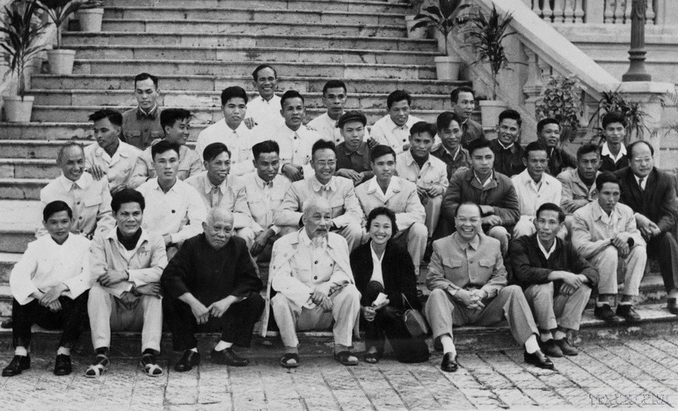 President Ho Chi Minh, Vice President Ton Duc Thang, and comrade Truong Chinh pose for a commemorative photo with reporters covering the 3rd National Party Congress (1960). (Photo: VNA)