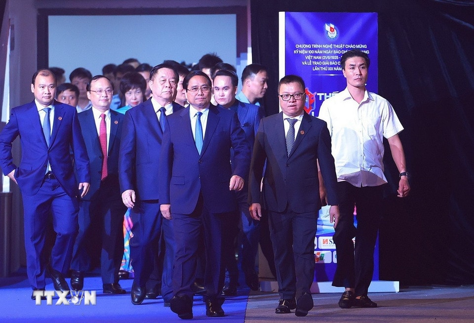 Thủ tướng Phạm Minh Chính dự Chương trình nghệ thuật chào mừng kỷ niệm 100 năm Ngày Báo chí cách mạng Việt Nam và trao Giải Báo chí Quốc gia lần thứ XIX năm 2024. (Ảnh: Dương Giang/TTXVN)
