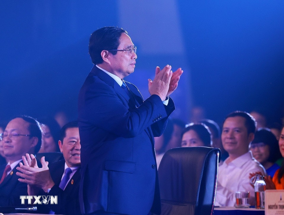 Thủ tướng Phạm Minh Chính dự Chương trình nghệ thuật chào mừng kỷ niệm 100 năm Ngày Báo chí cách mạng Việt Nam và trao Giải Báo chí Quốc gia lần thứ XIX năm 2024. (Ảnh: Dương Giang/TTXVN)
