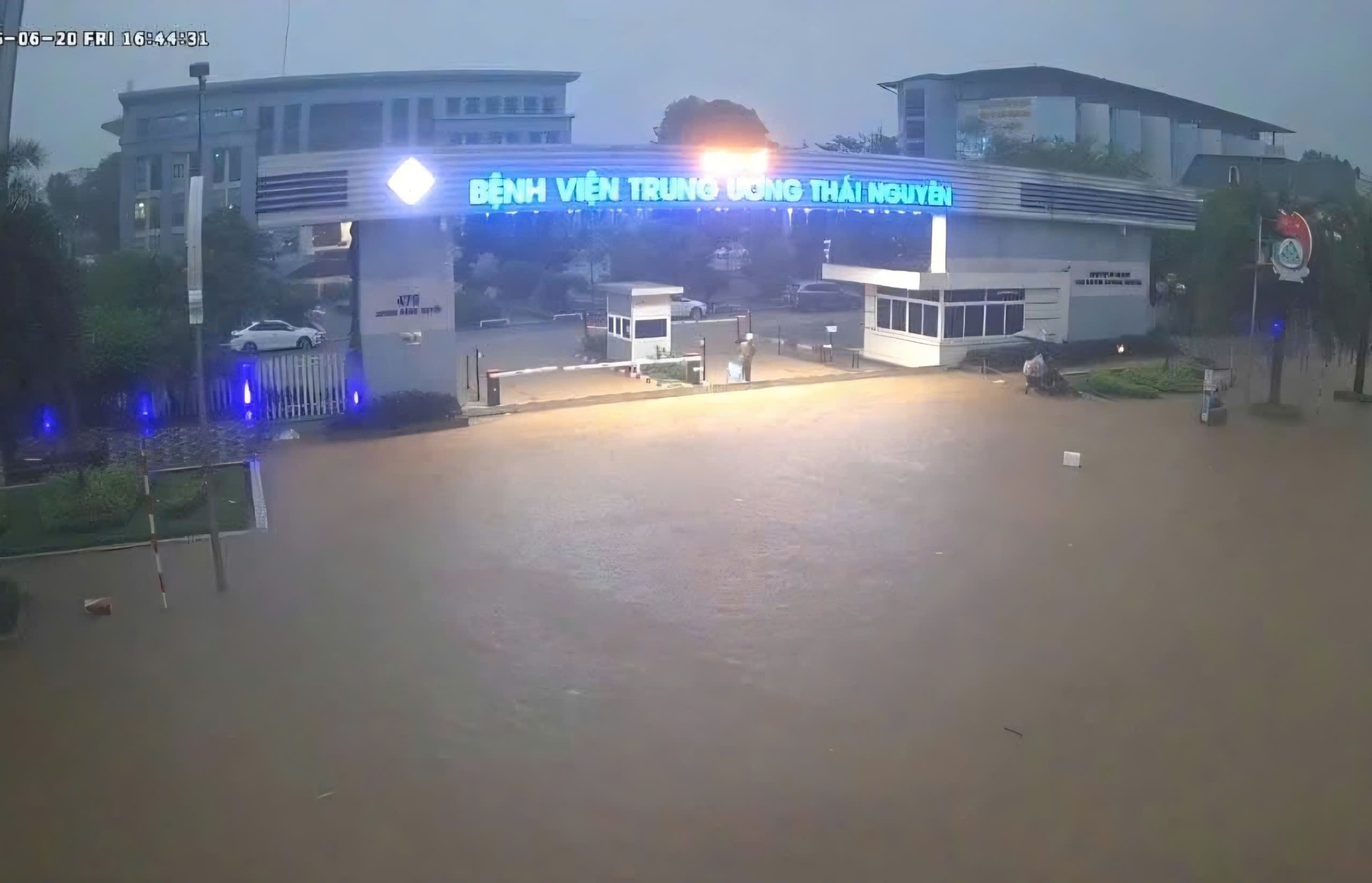Bệnh viện Trung ương Thái Nguyên cũng bị nước bủa vây sau cơn mưa.
