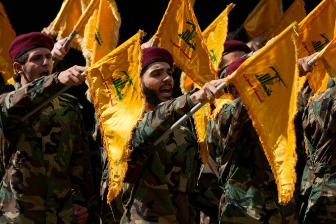 Thành viên nhóm Hezbollah trong đám tang thành viên thiệt mạng vì vụ nổ thiết bị liên lạc ở ngoại ô Beirut, Lebanon ngày 19/9/2024. Ảnh: AP