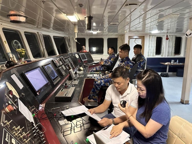 Journalist Nguyen Lan Phuong, Voice of Vietnam Radio, makes a radio news report on Ship 571, during a working visit to Truong Sa archipelago in 2023. (Photo: VNA)