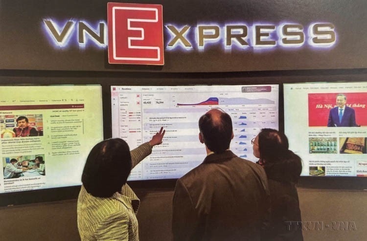 The system updates article indexes in real time, installed at the center of electronic newspaper VNExpress. (Photo taken by Anh Phu, published by VNA)