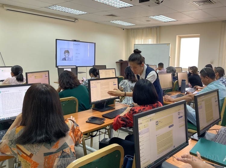 Journalist Nguyen Thi Uyen, Nhan Dan Newspaper, introduces tools to produce an information product using artificial intelligence. (Photo: VNA)