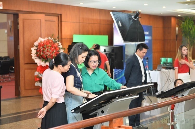 The opening the electronic editorial newsroom of Hai Phong Newspaper (domain name baohaiphong.vn), is gradually turning Hai Phong Newspaper into a multimedia press agency, better fulfilling its tasks in the digital age (March 29, 2024). (Photo: Published by VNA)