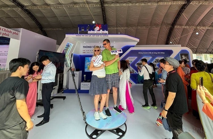 Keeping up with the development trend of digital media, VNA introduces the “check in 360 Photo Booth” technology application, whereby visitors can use the video to upload to social networking platforms, marking an interesting experience at the 2024 National Press Festival. (Photo: VNA)