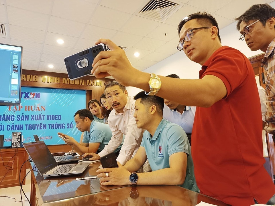 The development of the internet, smart phones and other smart electronic devices, and people's increasing demand for technology, have opened up a new trend in journalism for the Vietnamese press and media. In the photo: VNA reporters discuss how to make videos using mobile phones at the course “Video production skills in the context of digital media” held in Da Nang city. (Photo: VNA)