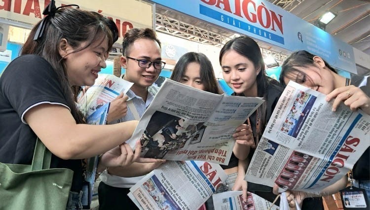 Readers learn about the “49-year-old” Party newspaper in Ho Chi Minh City at the National Press Festival in 2024. (Photo published by VNA)