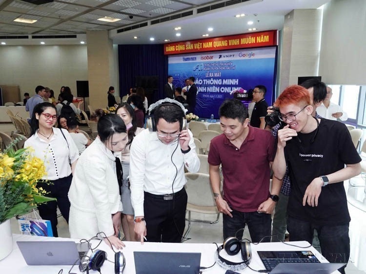 The “Thanh Nien Online Smart Newspaper” integrates artificial intelligence (AI) to enhance the content experience for readers (January 6, 2021). (Photo taken by Ngoc Thach, published by VNA)