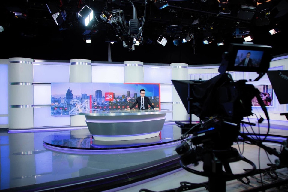 With the strong, modern flow of technology, digital journalism is allowed to unleash its creativity, bringing readers many rich and attractive forms of communication. In the photo: Producing a program at Vietnam Television. (Photo: VTV.VN)