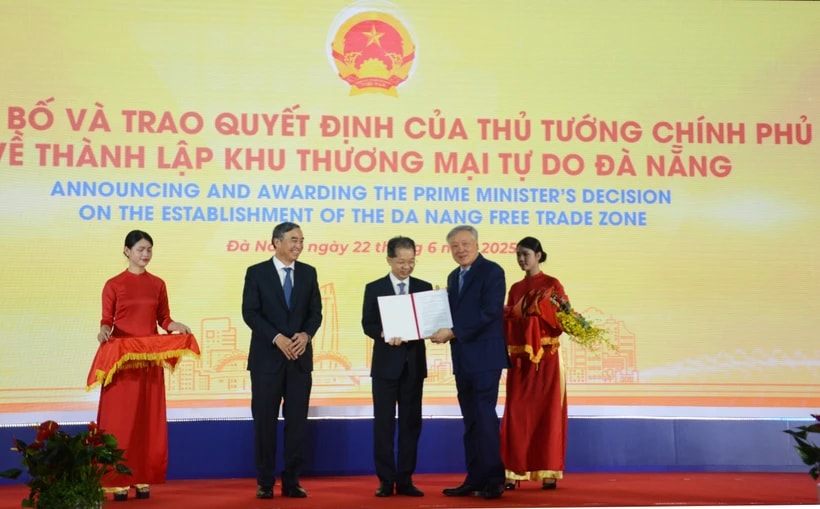 Deputy Prime Minister Nguyen Hoa Binh (second from right) presents the Prime Minister's decision to establish the Da Nang Free Trade Zone on June 22. (Photo: VNA)