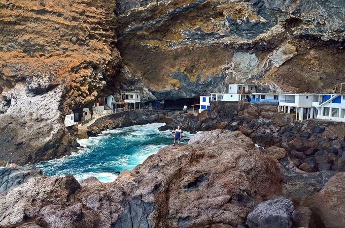 cueva-en-la-naturaleza2.jpg