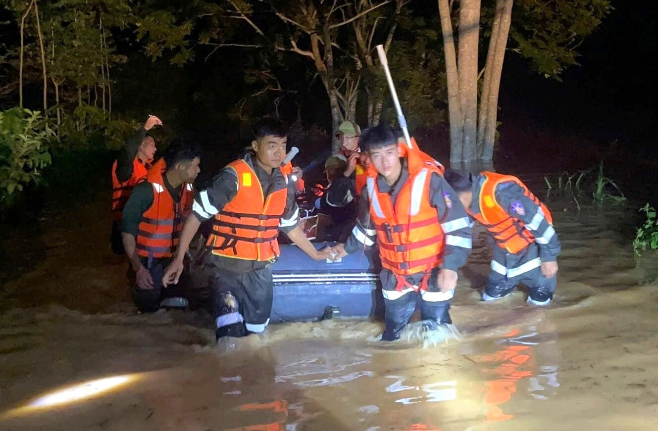 Lực lượng chức năng xuyên đêm tìm kiếm, giải cứu người dân khỏi điểm ngập. (Ảnh: Công an Lạng Sơn)