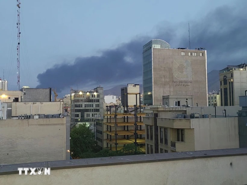 Khói bốc lên sau cuộc không kích của Israel tại Tehran, Iran. (Ảnh: THX/TTXVN)
