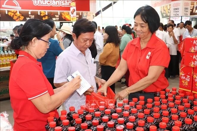 Local residents receive essential goods at the 2025 Humanitarian Market for the Poor in Tien Giang province. (Photo: VNA)