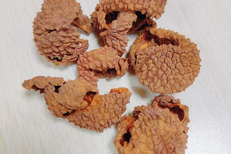 Vỏ vải sau khi phơi khô sẽ phát huy nhiều công dụng hơn. (Ảnh: Xiachufang)