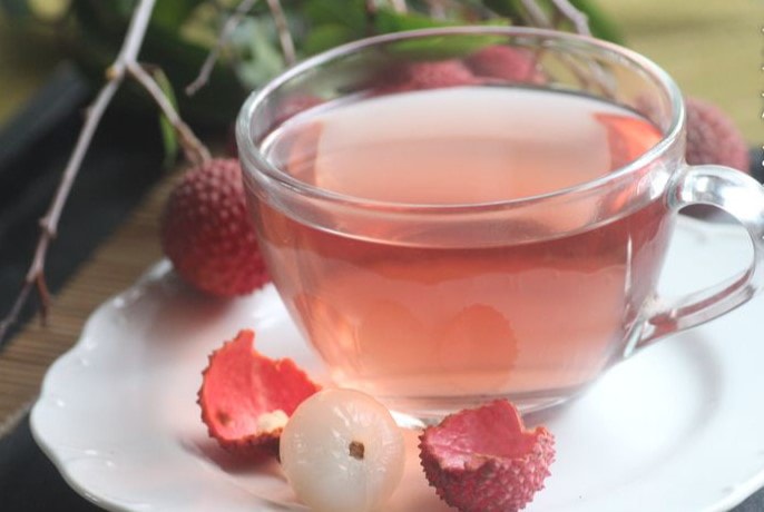 Nước vỏ vải sẽ thơm ngon hơn khi thêm đường phèn. (Ảnh: Vocus)