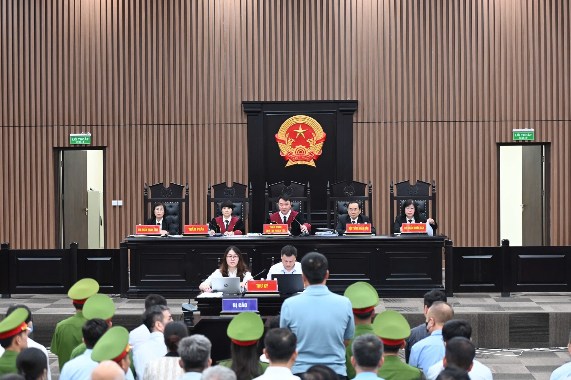 Cựu Bí thư Hoàng Thị Thúy Lan xin được ngồi vì bị chứng ngừng thở, bệnh tim - 1
