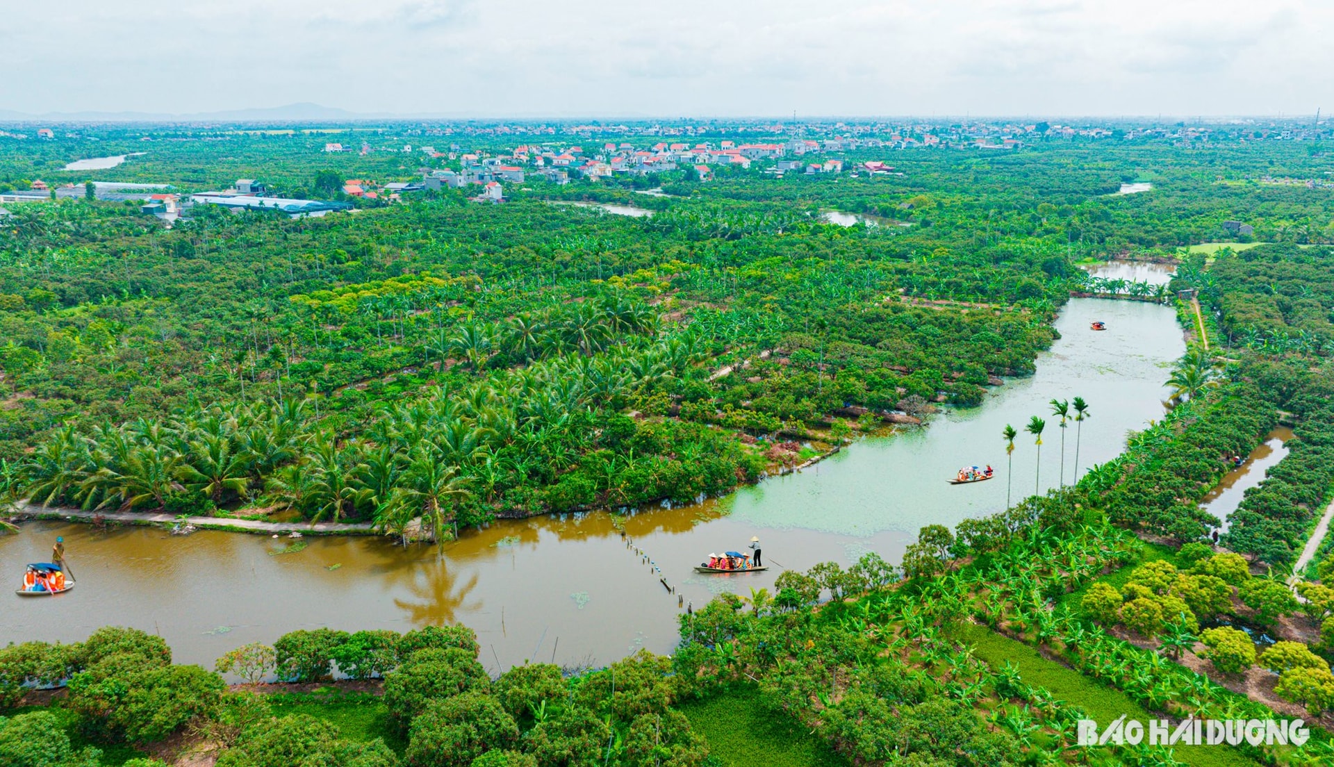 Từ đầu vụ đến nay, khu du lịch sinh thái Đồng Mẩn đón khoảng 6.000 lượt khách, bằng cả năm 2024. Lượng khách tập trung đông vào những ngày cuối tuần, chủ yếu là khách Hải Phòng, Hà Nội. Trong ảnh: Khu du lịch sinh thái Đồng Mẩn nhìn từ trên cao như một bức tranh hữu tình
