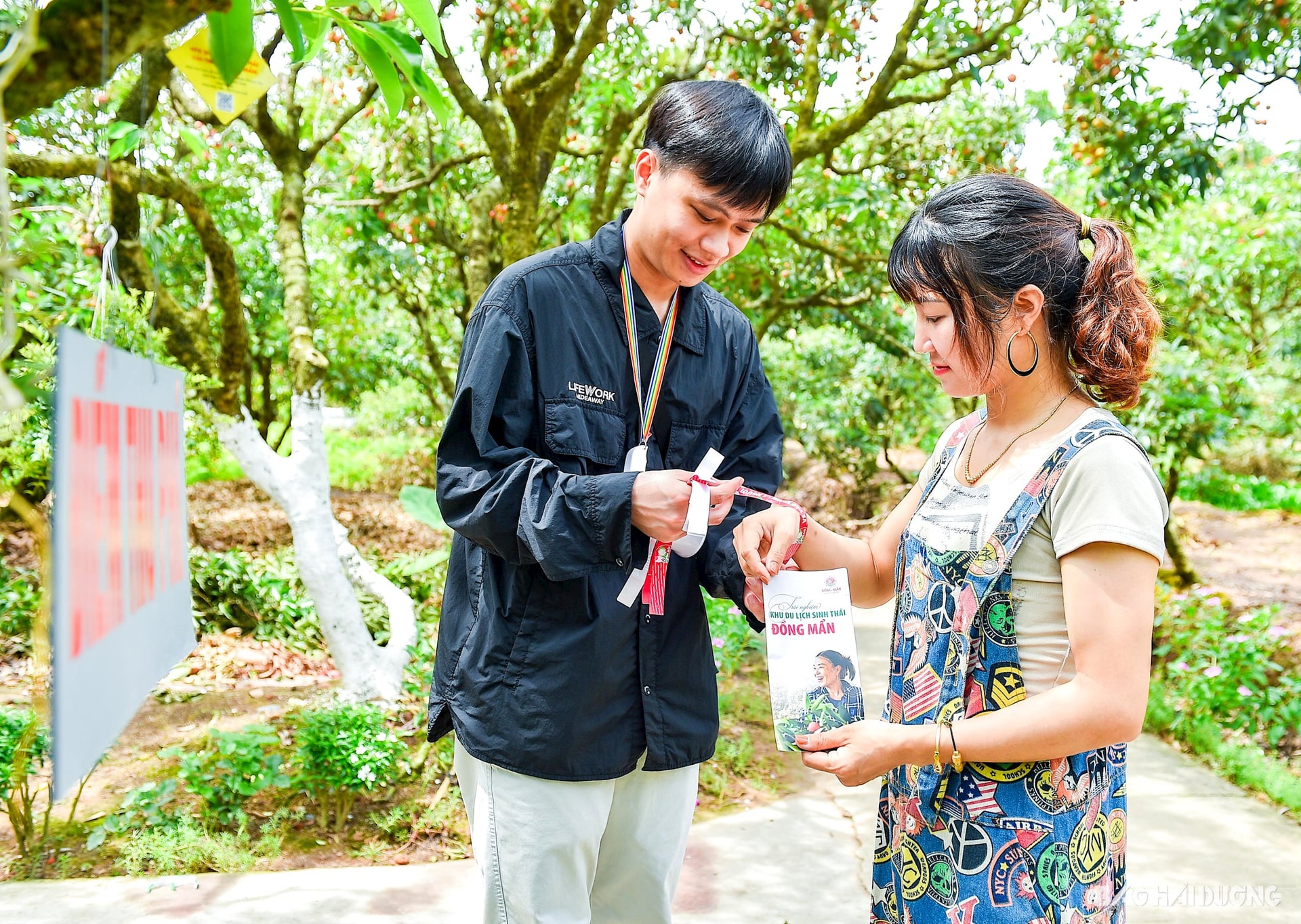 Du khách sẽ được đeo một chiếc vòng trước khi bước vào khu vườn trải nghiệm