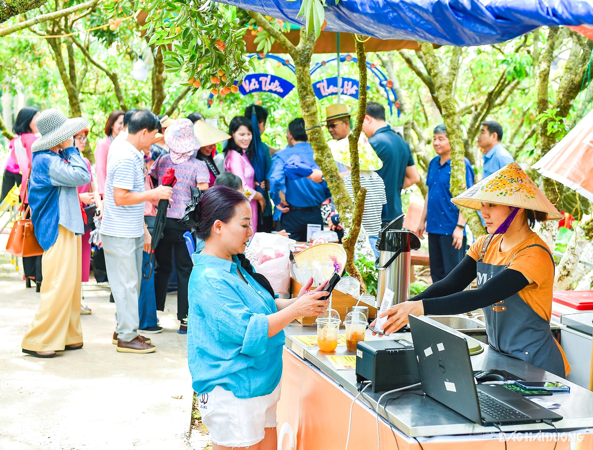 Một quầy bán cà phê, nước uống ngay trong hành trình khám phá khu sinh thái. Đây cũng là một trong những nét mới tại khu du lịch Đồng Mẩn