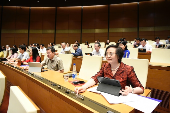 Đại biểu Quốc hội bấm nút thông qua các dự thảo luật sáng 24/6. Ảnh: Giang Huy
