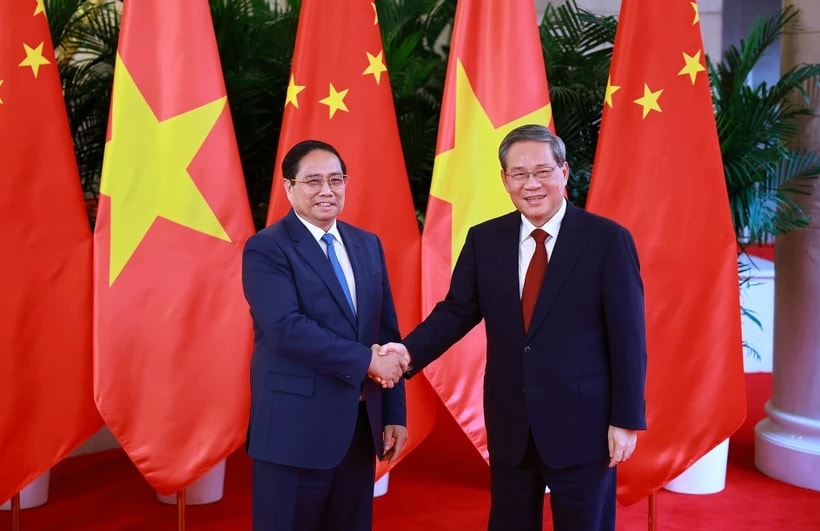 Prime Minister Pham Minh Chinh (left) and Chinese Premier Li Qiang at their meeting in Tianjin on June 24 (Photo: VNA)
