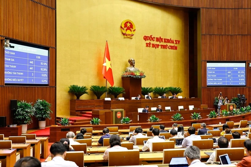 Quốc hội biểu quyết thông qua các dự án luật. (Ảnh: TTXVN)