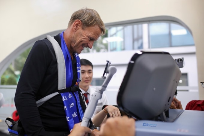 Danh thủ Teddy Sheringham trải nghiệm hệ thống tập phục hồi không trọng lực R-force tại Bệnh viện Đa khoa Tâm Anh. Ảnh: Bệnh viện cung cấp