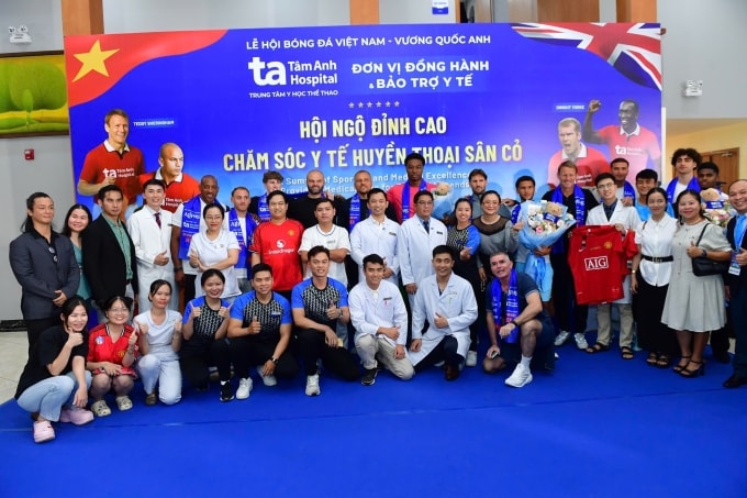 Ba huyền thoại chụp ảnh cùng người hâm mộ và y, bác sĩ Bệnh viện Đa khoa Tâm Anh. Ảnh: Thanh Tùng
