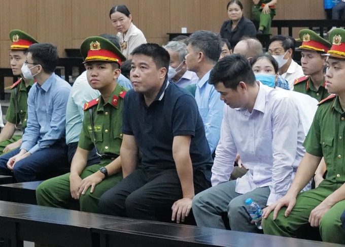 Nguyễn Văn Hậu (áo phông đen) tại tòa sáng nay. Ảnh: Ngọc Thành