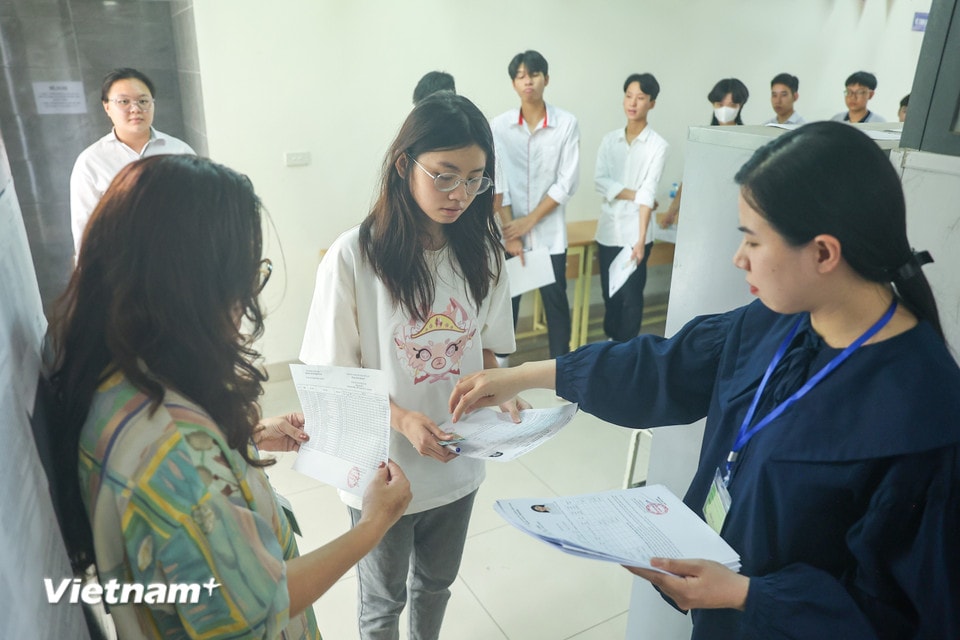 Ở ngày thi chính thức, thí sinh đặc biệt lưu ý, nếu đến chậm quá 15 phút sau khi có hiệu lệnh tính giờ làm bài sẽ không được dự thi buổi thi đó. (Ảnh: Hoài Nam/Vietnam+)
