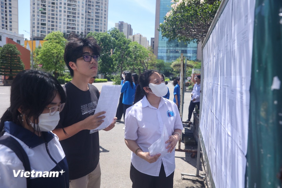 Ghi nhận tại điểm thi trường Trung học phổ thông chuyên Hà Nội – Amsterdam, từ hơn 13 giờ, các thí sinh đã có mặt tại điểm thi để nhận phòng làm thủ tục dự thi. (Ảnh: Hoài Nam/Vietnam+)
