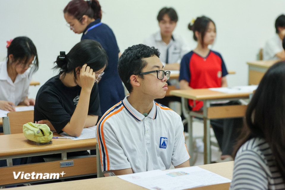 Ngày mai 25/6, thí sinh trên cả nước sẽ bắt đầu ngày thi đầu tiên với môn Ngữ văn vào buổi sáng và môn Toán vào buổi chiều. (Ảnh: Hoài Nam/Vietnam+)